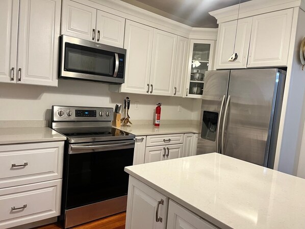 Microondas, horno, parrilla de estufa y lavavajillas 