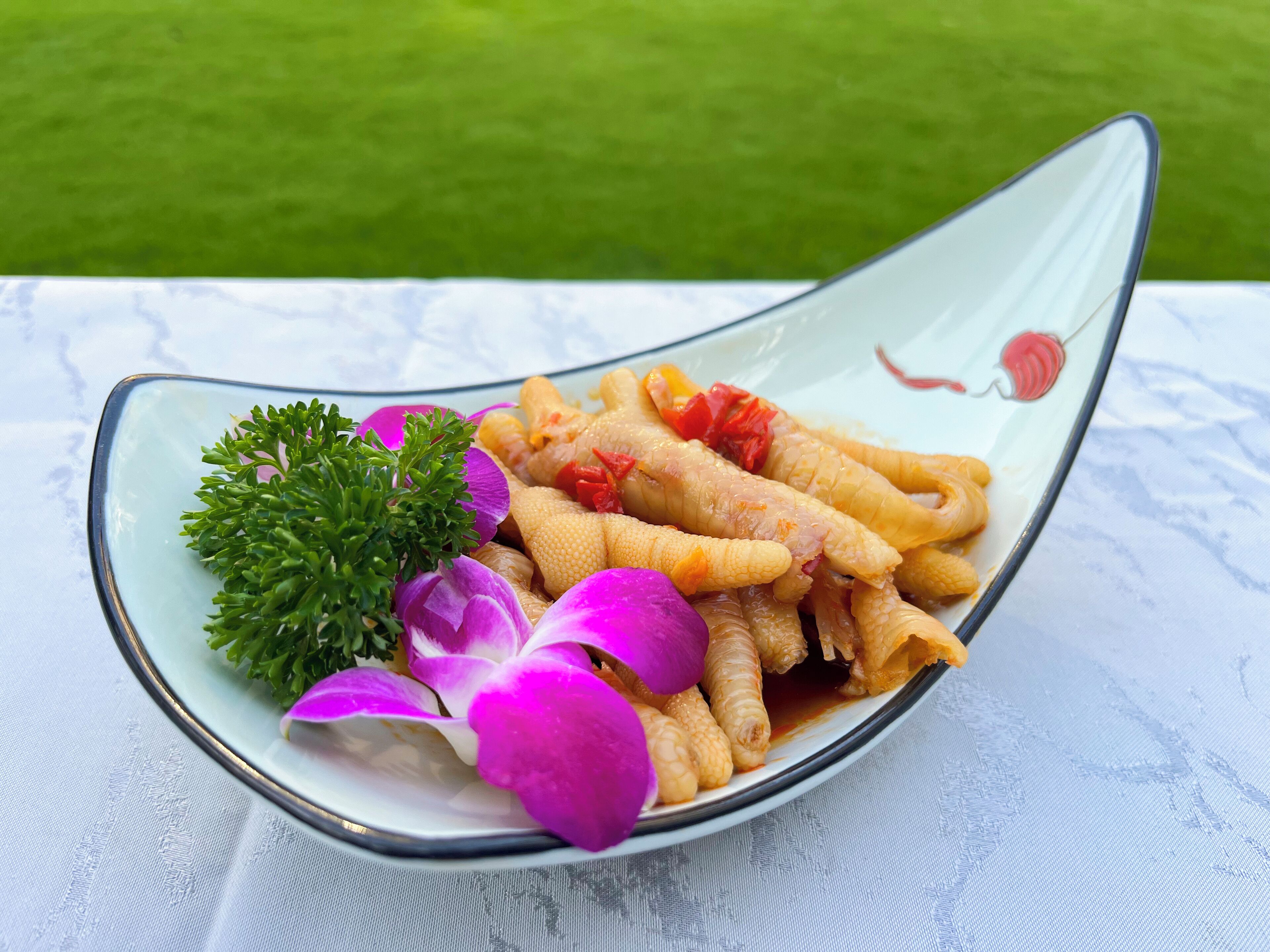 Un plato de comida decorado con flores.