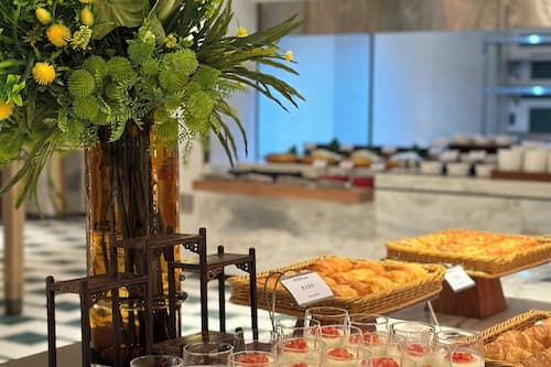 Buffet déjeuner servi tous les jours en supplément