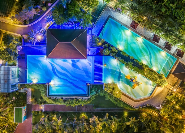 3 outdoor pools