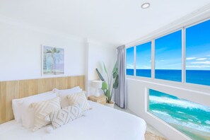 3 slaapkamers, een bureau, een strijkplank/strijkijzer, reisbedje