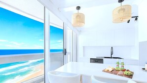 コーヒー / ティーメーカー、冷蔵庫、電子レンジ、オーブン