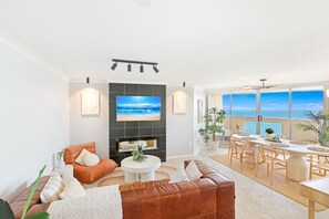 Interior - Welcome to Paradise: Ocean Views from every room. (Surfers Paradise)