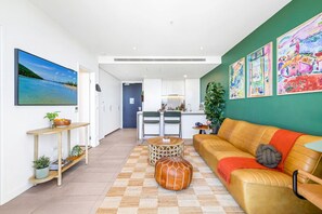 Smart TV, books, stereo, offices - `The Valley Vibe! That View` (Fortitude Valley)