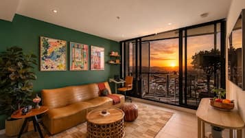 Smart TV, books, stereo, offices
