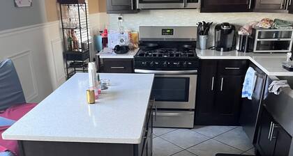 Charming 2-bedroom house with WiFi in peaceful Hazel Crest