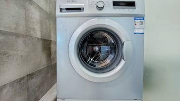 Comfort-Zimmer | Badezimmer | Kostenlose Toilettenartikel, Haartrockner, Hausschuhe, Handtücher