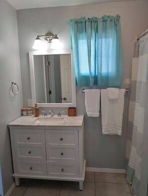 Douche, sèche-cheveux, serviettes fournies, savon