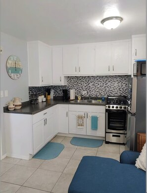 Microondas, horno, placa de cocina y cafetera o tetera
