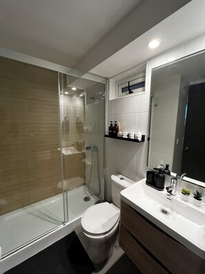 Een haardroger, handdoeken, zeep, toiletpapier