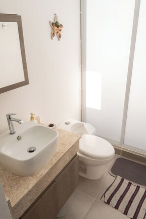 Serviettes fournies, savon, papier toilette