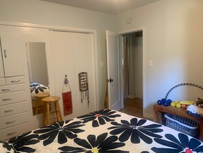 2 bedrooms, WiFi - box for rent.  humans can sleep there. (Sacramento)