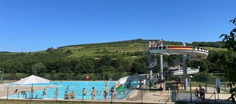 Agréable appartement pour 4 personnes avec piscine, WIFI et TV