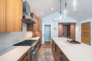 Geladeira, micro-ondas, fogão, cooktop