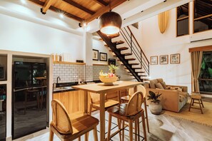 Superior-villa - terrasse - udsigt til pool | Spisestue