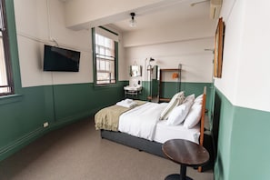 Basic Studio | Free WiFi, bed sheets - Courthouse Hotel (Darlinghurst)