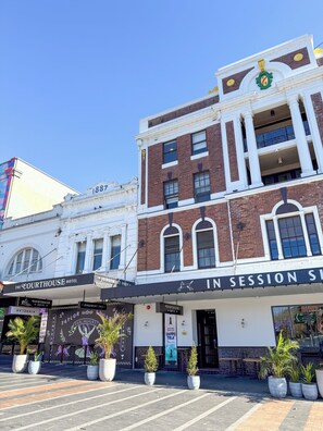 Exterior - Courthouse Hotel (Darlinghurst)