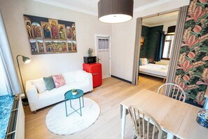 Télévision, chaîne hi-fi, espaces bureaux