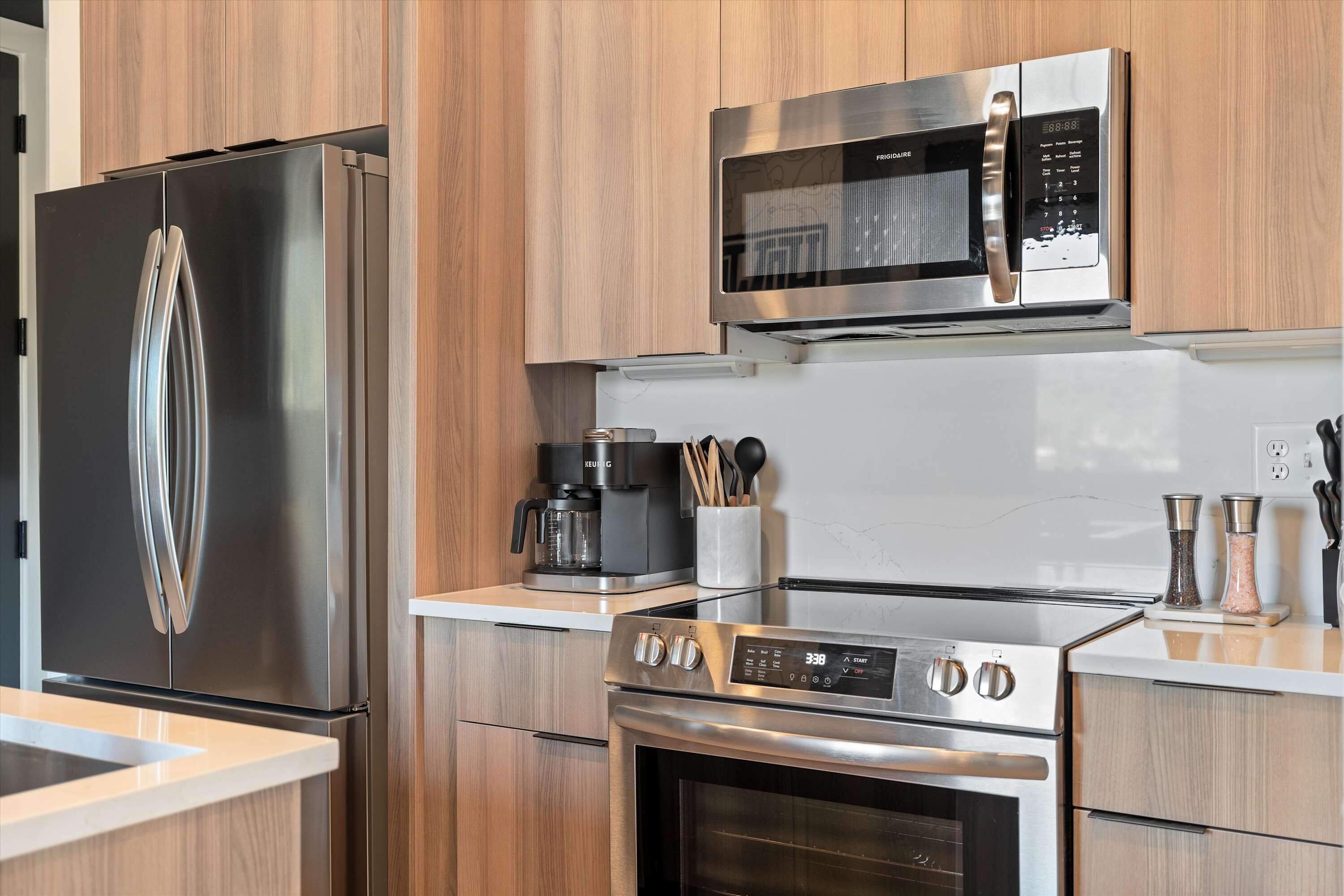 ثلاجة، م يكروويف، فرن، موقد طهي مسطح