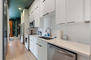 Frigorífico, microondas, horno y placa de cocina