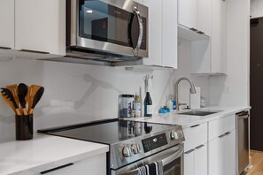 Refrigerador, microondas, horno y parrilla de estufa 