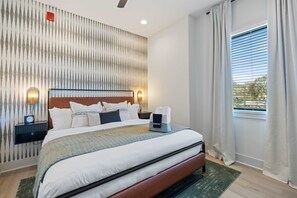 1 dormitori, planxa i posts de planxar, un bressol de viatge i wifi 