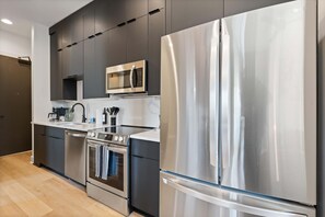 Kühlschrank, Mikrowelle, Ofen, Herdplatte