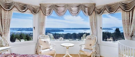 6 sovrum, skrivbord, strykjärn/strykbräda och resesäng