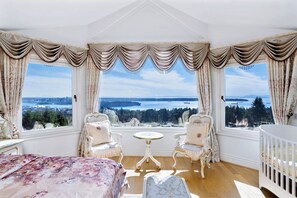 6 chambres, bureau, fer et planche à repasser, lit parapluie