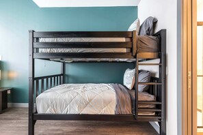 Tabla de planchar con plancha, wifi y ropa de cama