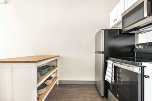Refrigerador, microondas, horno y parrilla de estufa