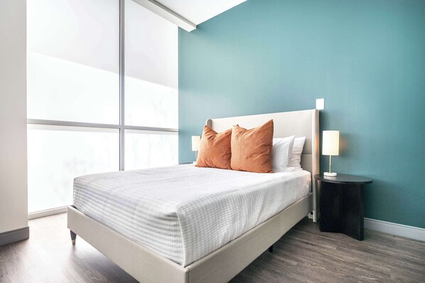 Tabla de planchar con plancha, wifi y ropa de cama 