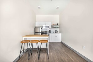Réfrigérateur, four à micro-ondes, un four, surface de cuisson