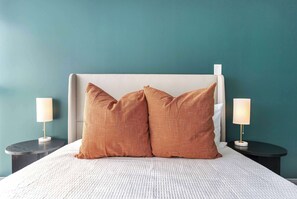 Tabla de planchar con plancha, wifi, ropa de cama