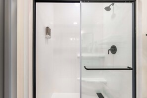 シャワー、ヘアドライヤー、タオル