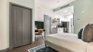 Iron/ironing board, WiFi, bed sheets