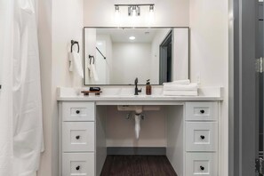 Shower, hair dryer, towels - Right Next To Atrium Hospital | ADA-Friendly Stay (Macon)