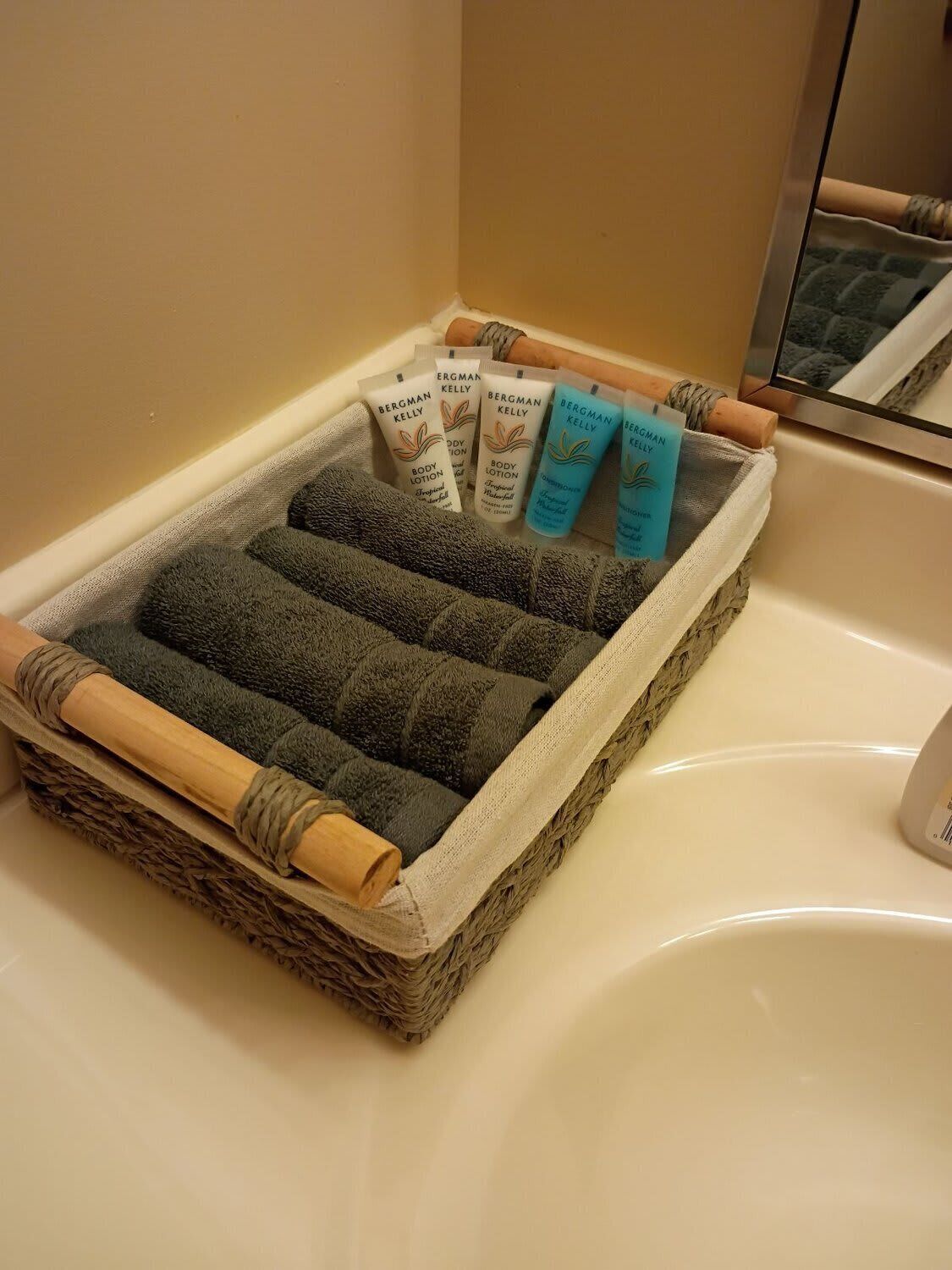 Douche, sèche-cheveux, serviettes fournies, shampoing