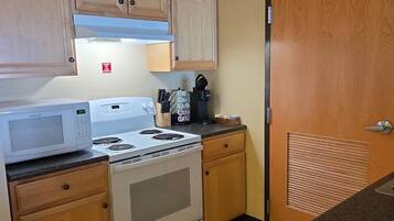 Frigorífic, microones, forn i placa de cuina