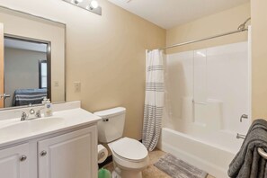 Dusch, hårtork och handdukar