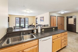 ثلاجة، ميكروويف، فرن، موقد طهي مسطح