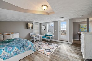 3 bedrooms, desk, WiFi, bed sheets