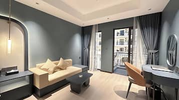 Kamar Double Deluks untuk 1 Orang, balkon, pemandangan kolam renang | 1 kamar tidur, minibar, meja kerja, dan ruang kerja ramah laptop
