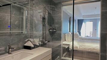 Chambre Standard Double ou avec lits jumeaux, balcon, vue piscine | Salle de bain