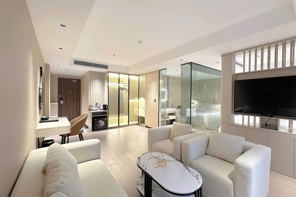 Luxury Suite, Balcony, City View | Living area