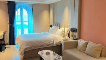 Familie vierpersoonskamer, balkon, uitzicht op de stad | Een minibar, een bureau, een laptopwerkplek, gratis wifi