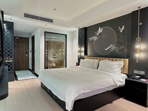 Deluxe-Doppelzimmer zur Einzelnutzung, Balkon, Poolblick | Minibar, Schreibtisch, laptopgeeigneter Arbeitsplatz, kostenloses WLAN
