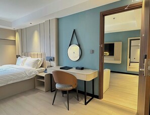 Familien-Vierbettzimmer, Balkon, Stadtblick | 1 Schlafzimmer, Minibar, Schreibtisch, laptopgeeigneter Arbeitsplatz