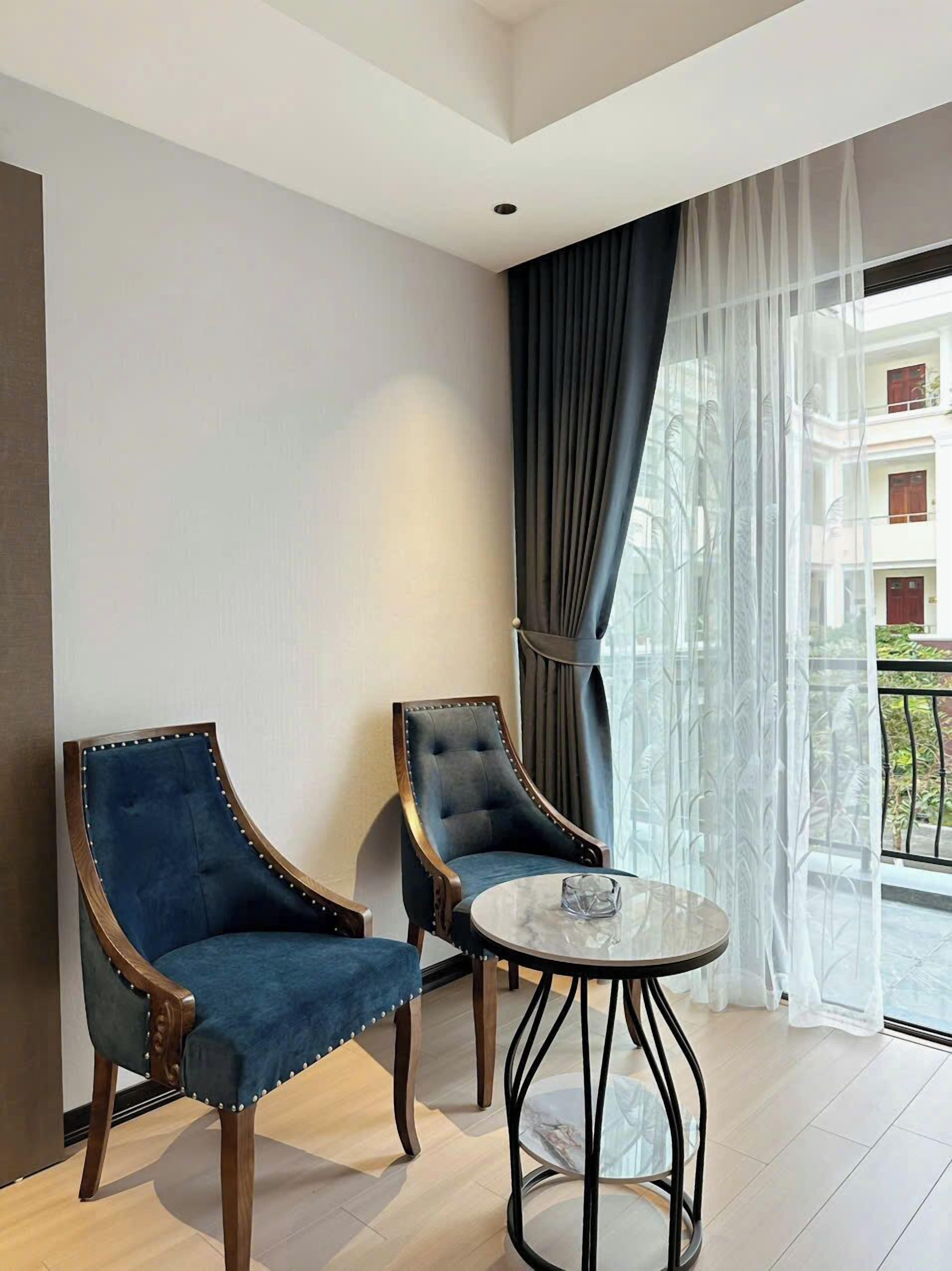 Dobbelt- eller tomannsrom – standard, balkong, bassengutsikt | Minibar, skrivebord, skrivebord for bærbar PC og wi-fi (inkludert)