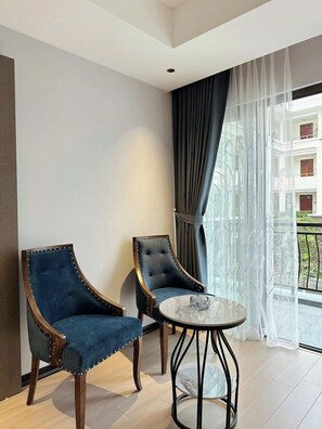 Minibar, escritorio, espacio para trabajar con laptop y wifi gratis 